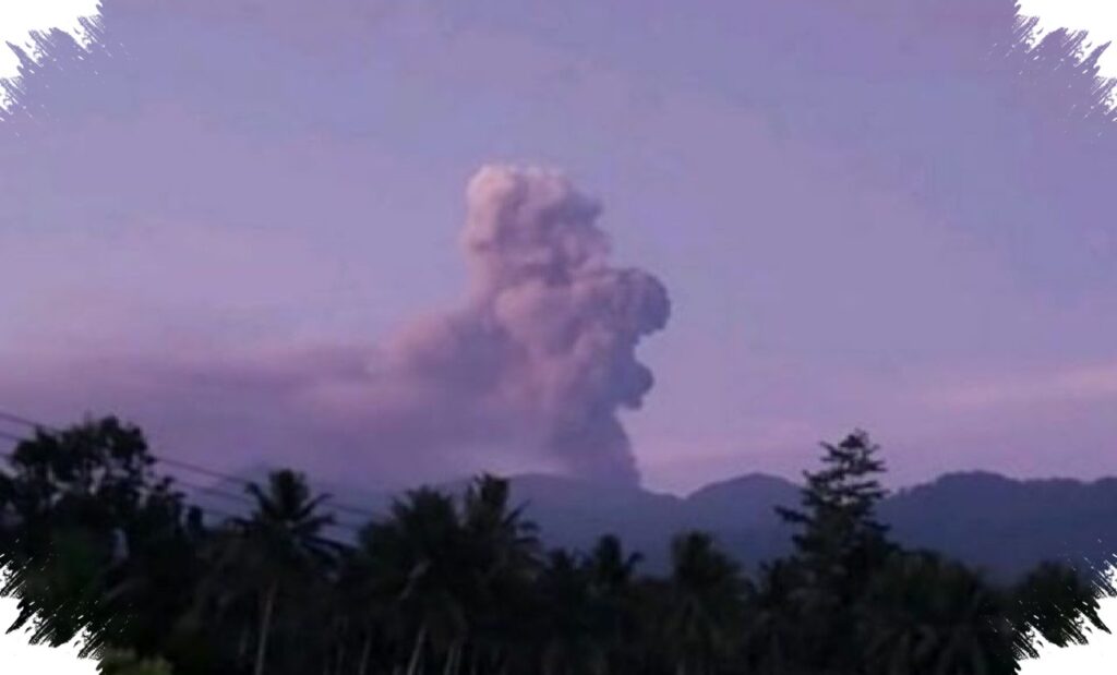 Gunung Dukono Erupsi Lagi, Kolom Abu 3,5 Kilometer Mengarah ke Permukiman