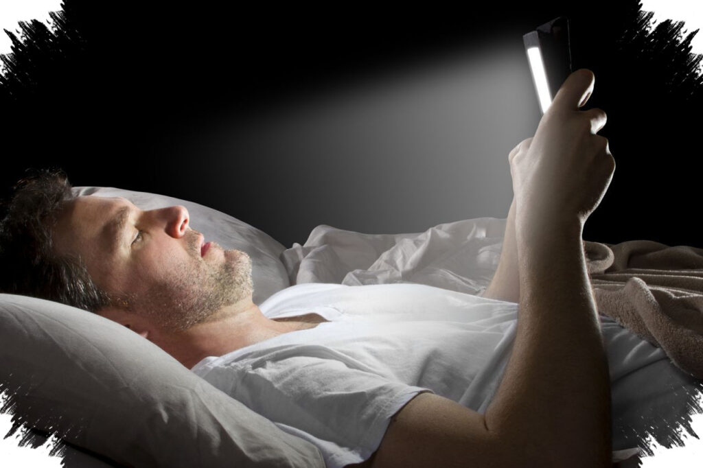 Sering Main Ponsel Sampai Larut Malam, Cahaya Biru Bisa Bikin Mata Lelah dan Tidur Berantakan