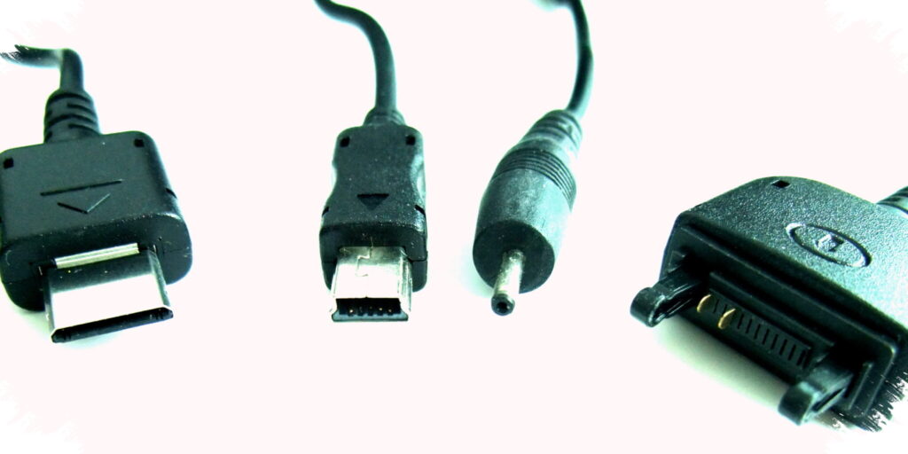 Sebelum USB-C Menyatukan Semuanya, 5 Port Charger HP Ini Pernah Merepotkan Banget