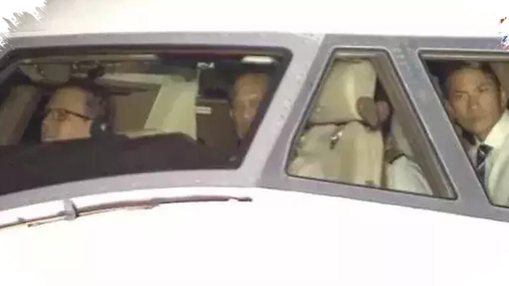Sultan Brunei Menerbangkan Pesawatnya Sendiri ke KTT ASEAN, Tiba Di Cebu Bersama Putranya