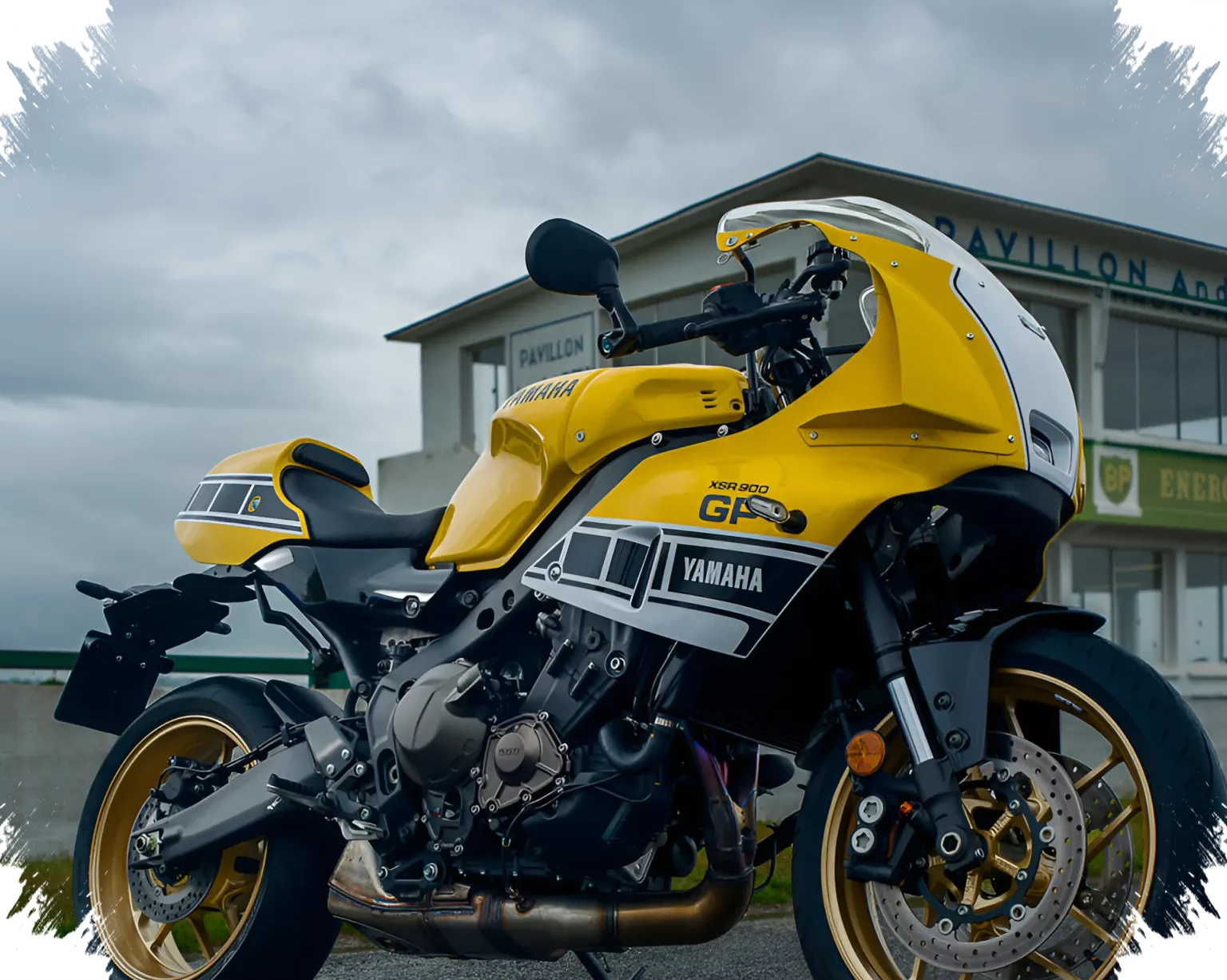Yamaha XSR 900 2026, Motor Balap Klasik yang Tampil Kalem tapi Letupan Tenaganya Brutal