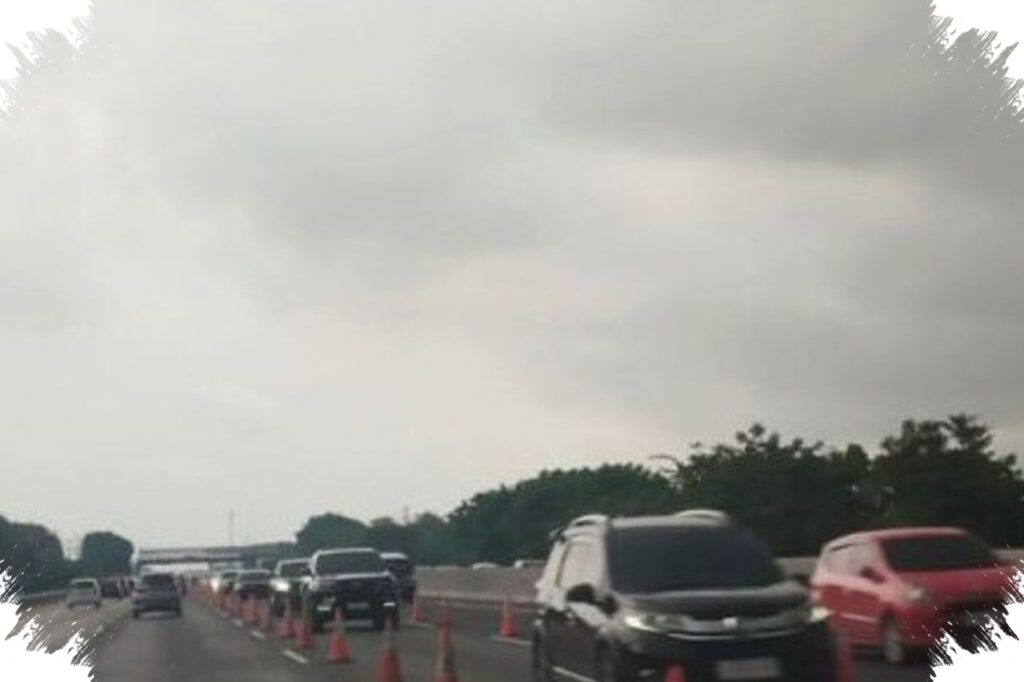 Mulai Padat di Japek, Contraflow Km 55–65 Diberlakukan untuk Urai Arus ke Timur