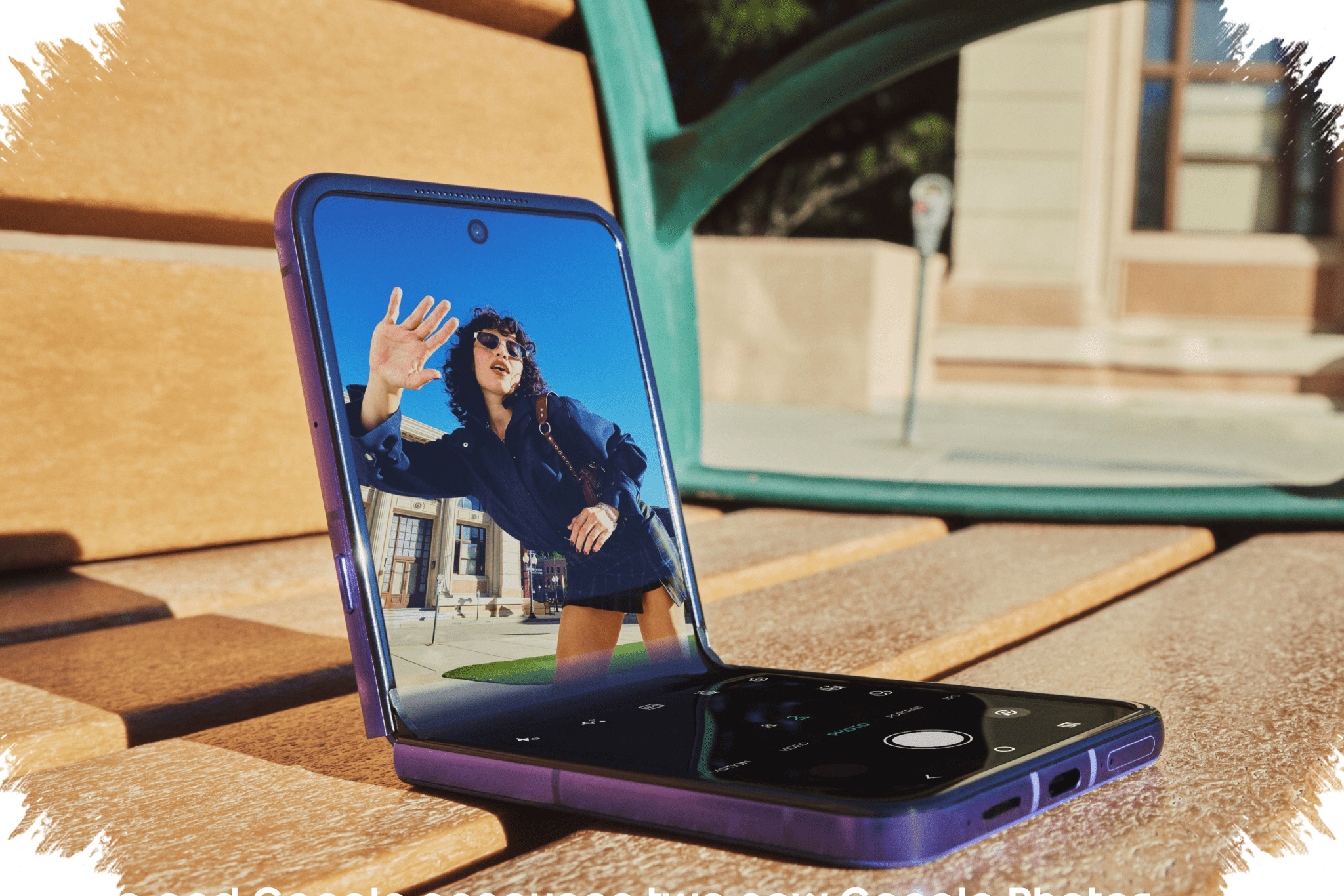 Motorola Razr Ubah Google Photos Jadi Penata Gaya, Kenangan Kini Muncul di Layar Utama
