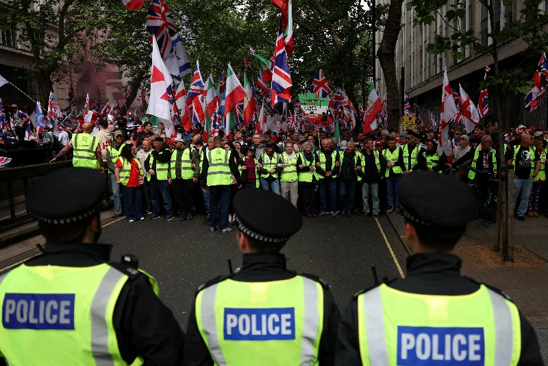 Londres Dipenuhi Dua Arus Protes, Imigrasi dan Palestina Berjalan Beriringan Di Tengah Penjagaan Ketat Polisi