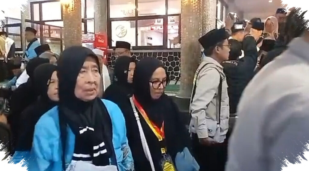 Dilepas Ramzi, 73 Calon Haji Cianjur Berangkat dengan Haru ke Tanah Suci