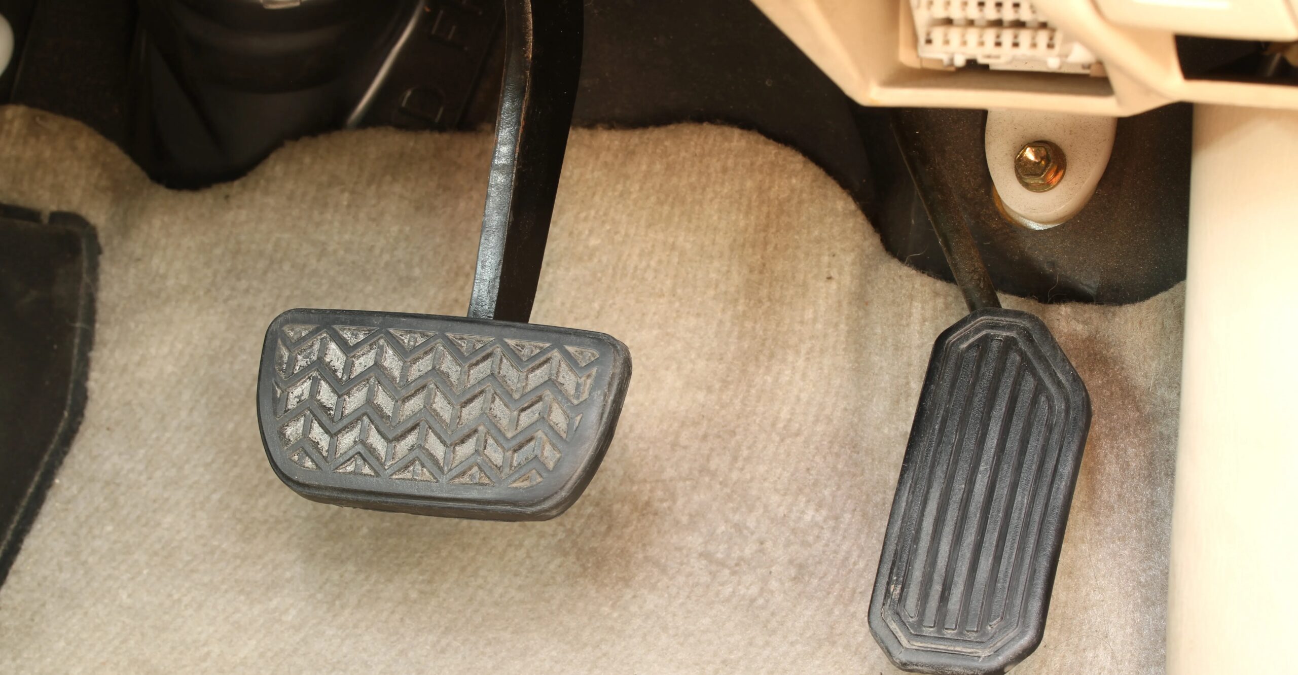 Kebiasaan Kaki Ini Sering Diremehkan, Padahal Bisa Picu Salah Injak Pedal Mobil Matik