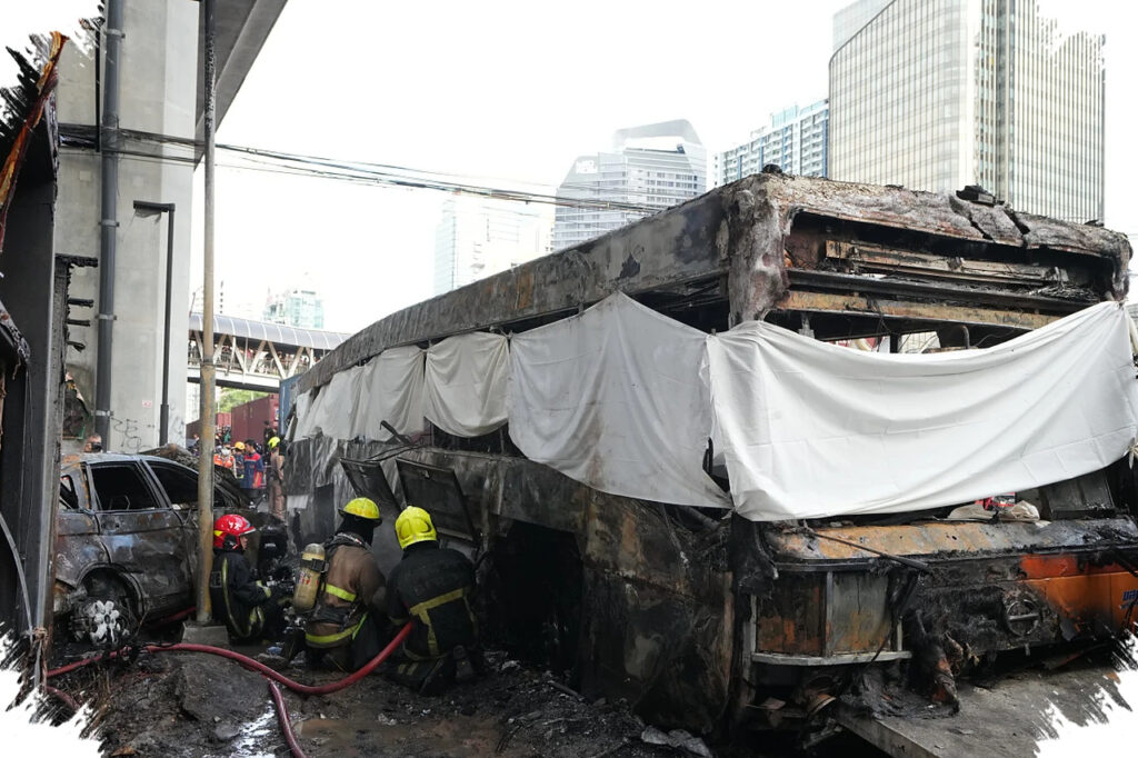 Palang Tak Turun di Perlintasan Bangkok, Bus Terjebak dan 8 Orang Tewas Terbakar