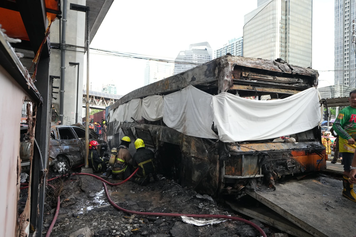 Palang Tak Turun di Perlintasan Bangkok, Bus Terjebak dan 8 Orang Tewas Terbakar