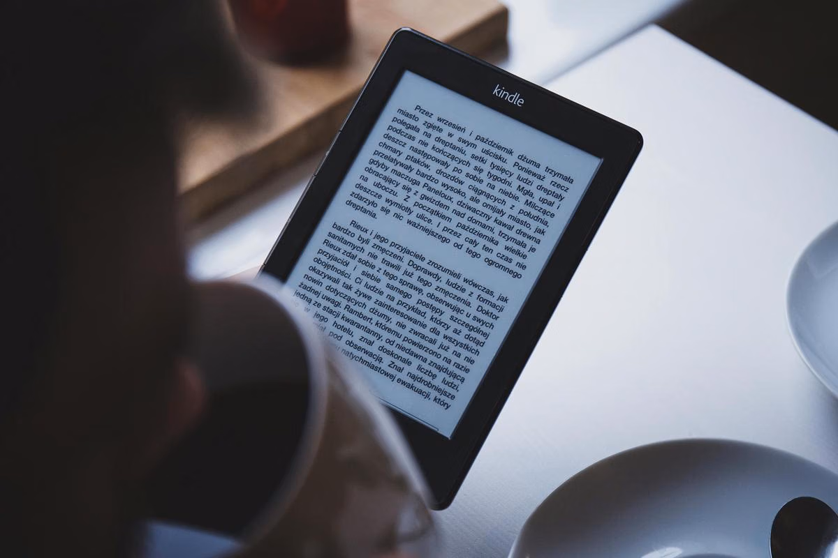 Kindle Baru Bisa Ganti Baterai Sendiri, Perubahan Kecil Yang Bisa Memanjangkan Usia Perangkat