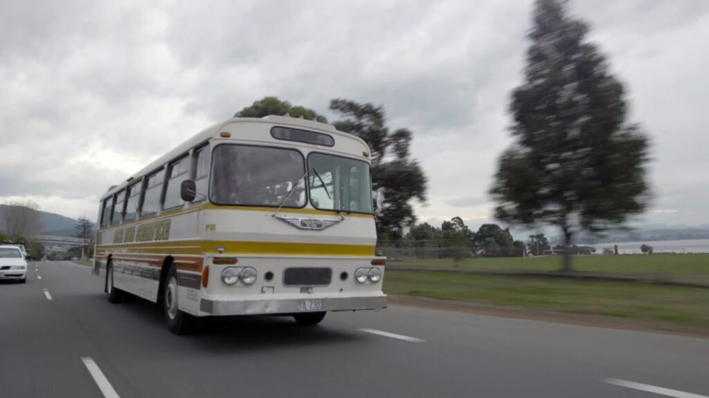 Di Depan Ribuan Bismania, Hino Serahkan Bus Anniversary ke PO yang 100 Persen Setia