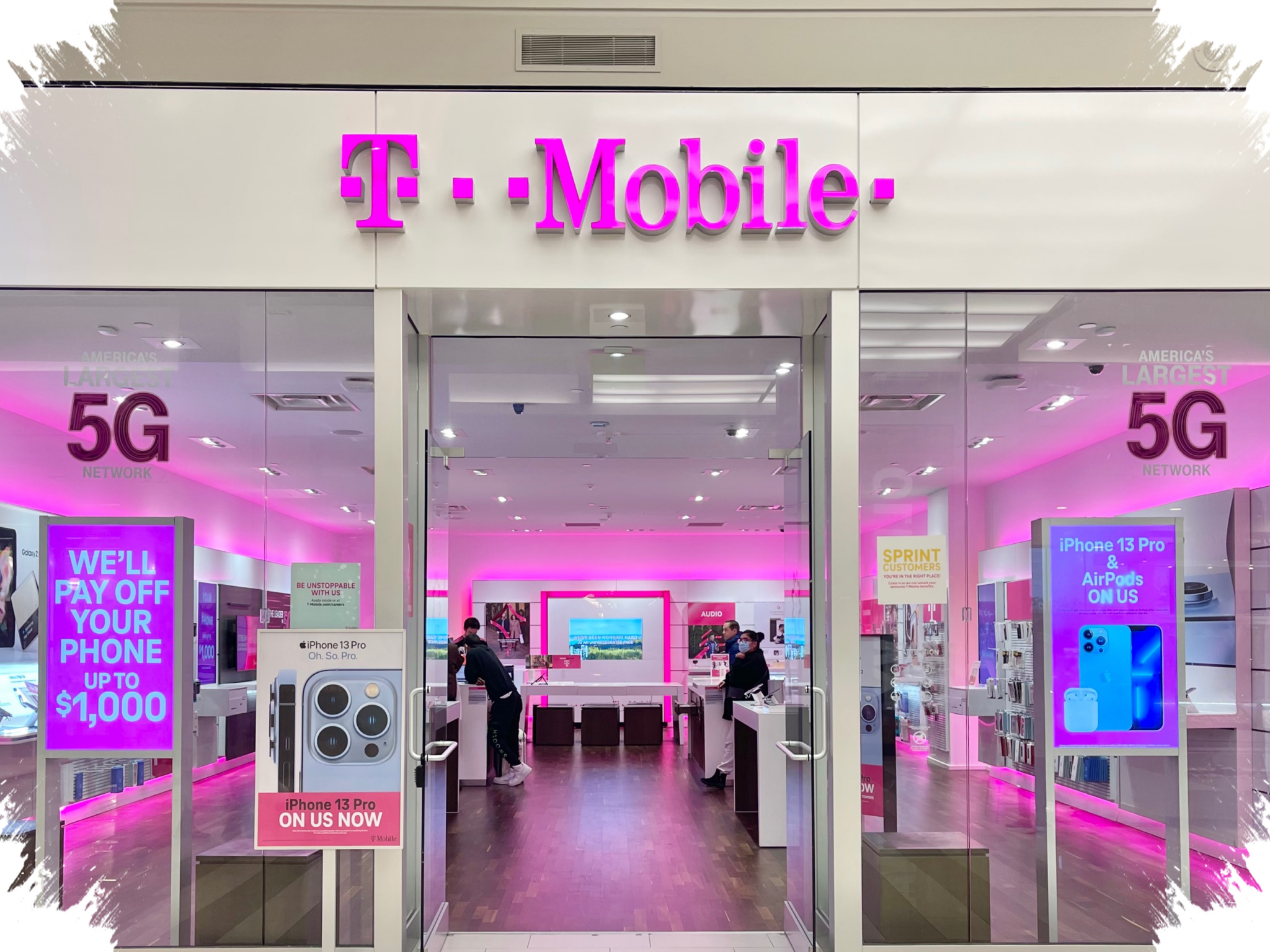 Toko T-Mobile Bisa Berubah Jadi Klinik Bantuan Aplikasi, Pelanggan dan Pegawai Mulai Cemas