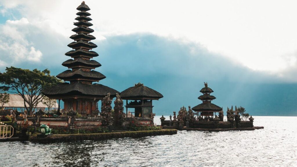 Selain Bali, 9 Destinasi Ini Menyuguhkan Indonesia yang Lebih Liar, Tenang, dan Otentik