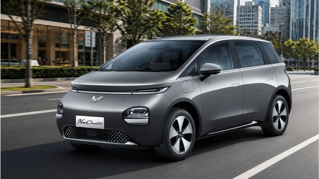 Wuling Cloud EV vs BYD Dolphin, Nyaman Banget atau Lincah Agresif yang Lebih Cocok Buat Harian?