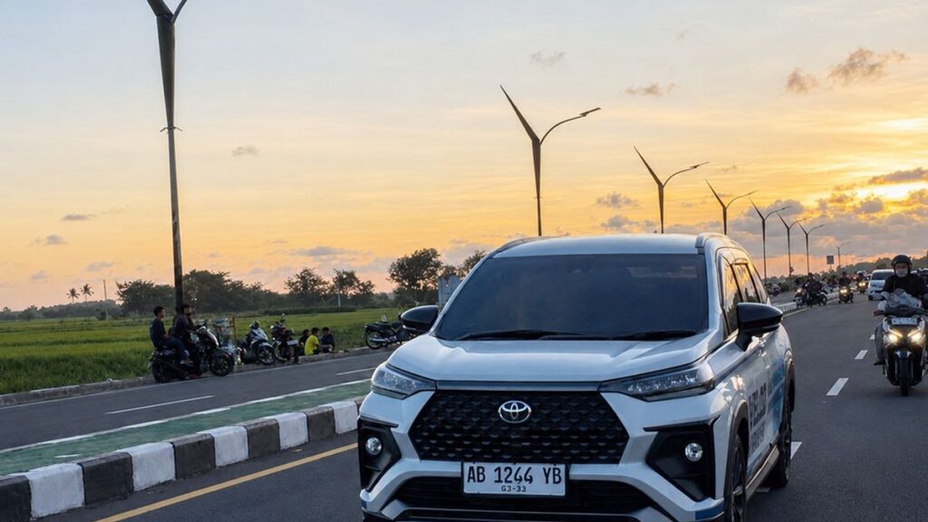 Bukan Cuma Depan, Headrest Veloz Hybrid di Semua Baris Dirancang Redam Risiko Cedera Leher