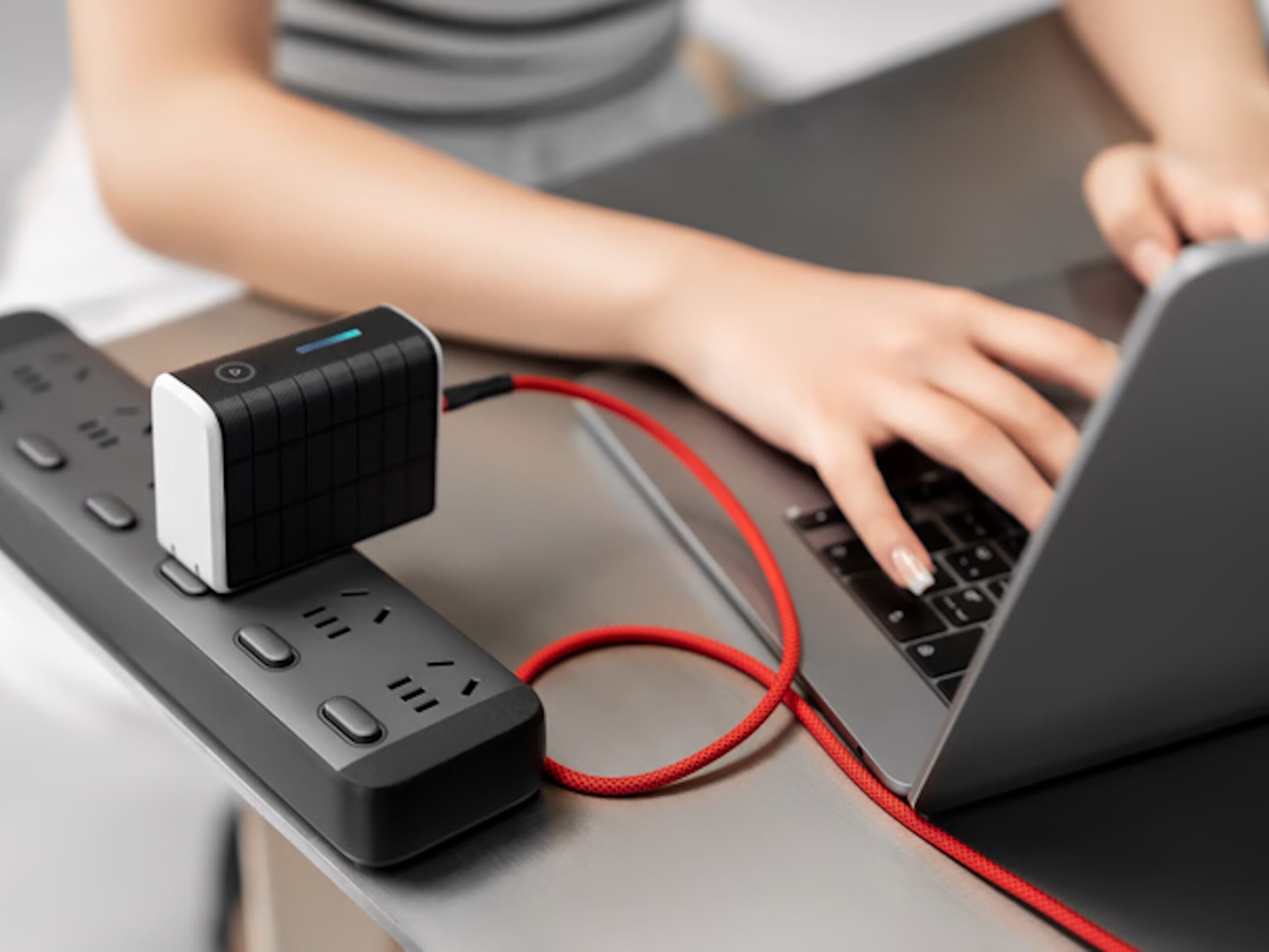 Power Bank 300W Ini Bisa Dilipat, Punya Charger Bawaan dan Panel Surya