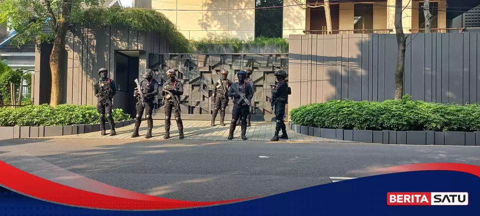 Didampingi Brimob, KPK Geledah Rumah Silmy Karim Dalam Kasus Imigrasi