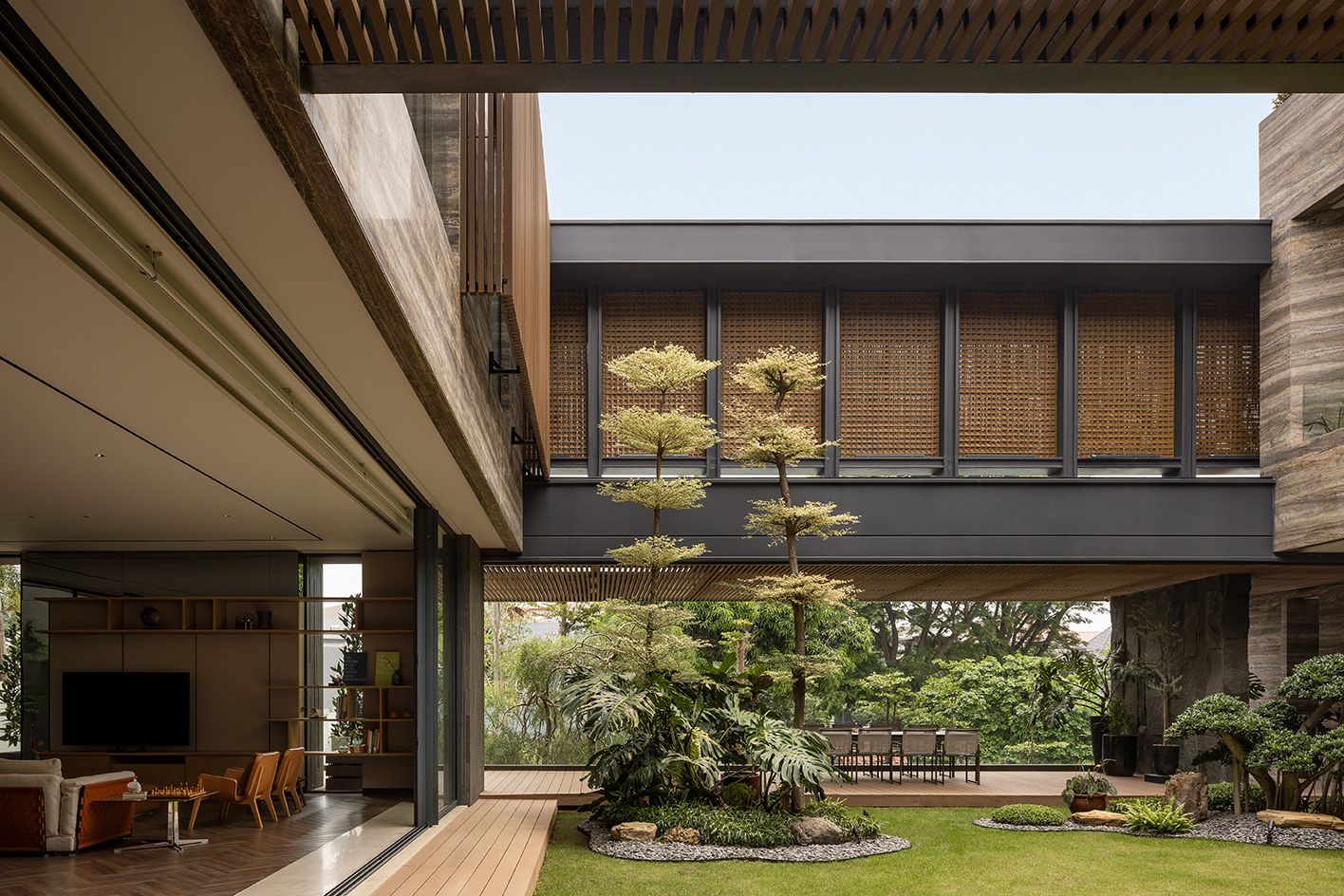 7 Desain Rumah dengan Koridor Terbuka, Trik Hunian Tropis Tetap Sejuk Tanpa Pengap