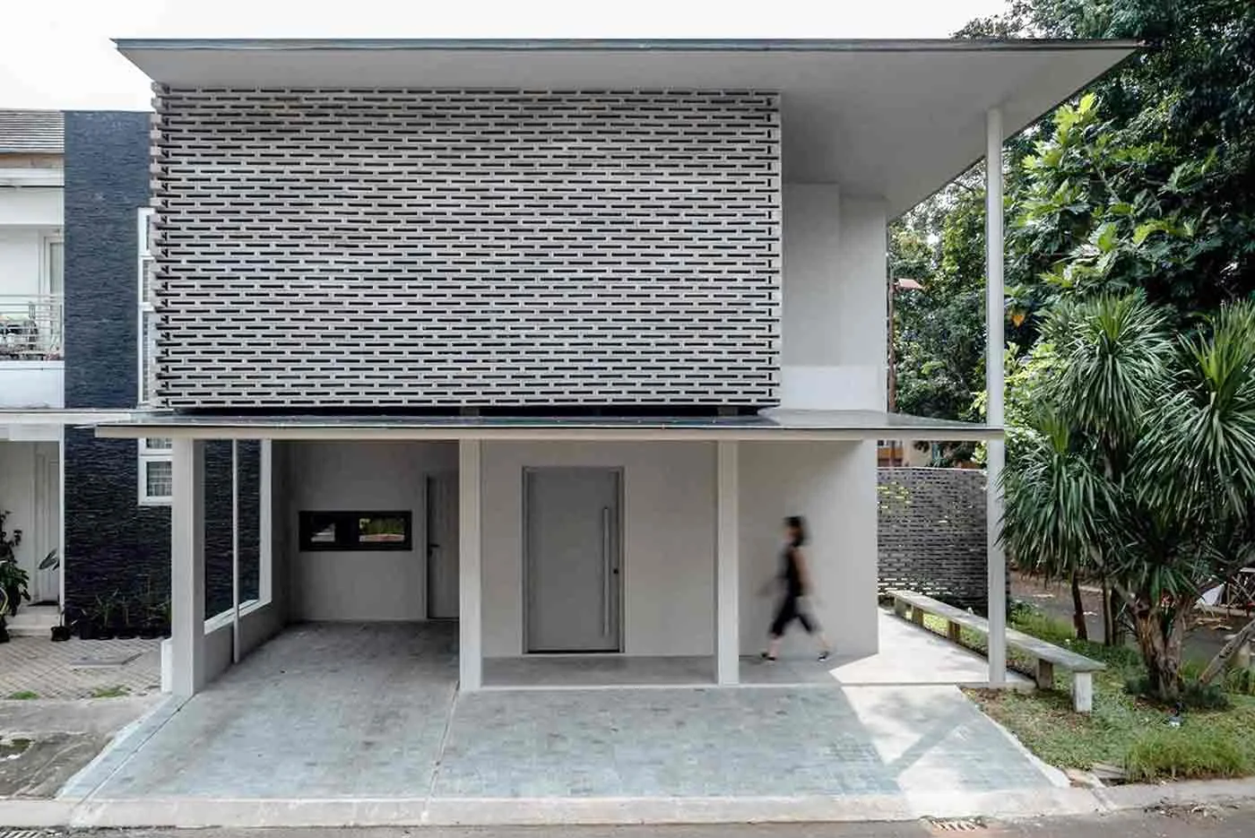 7 Desain Fasad Rumah dengan Roster, Trik Simpel agar Rumah Lebih Sejuk Tanpa Terasa Terbuka
