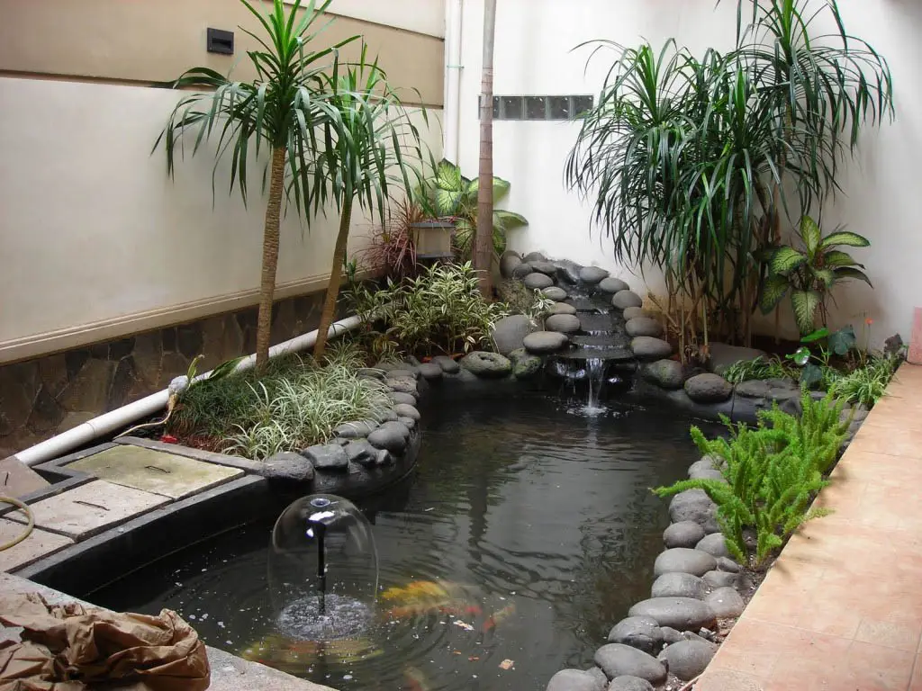 8 Inspirasi Taman Mini dan Kolam Ikan, Ubah Sudut Rumah Jadi Area Healing Ala Resor