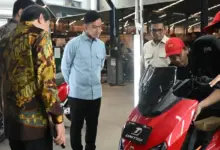 Gibran Tinjau Pabrik United di Tangerang, Motor Listrik dan Konversi Jadi Fokus Baru