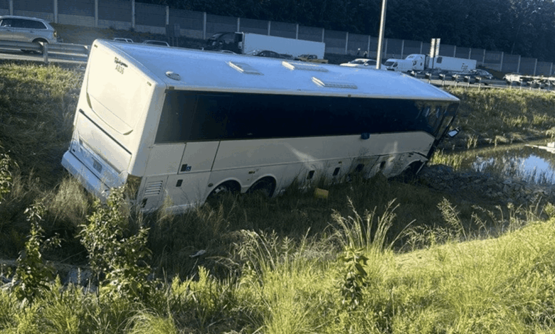 Bus Wisata Terperosok Ke Parit Di Tol Bawen, Dua Penumpang Tewas Dalam Kecelakaan Tunggal