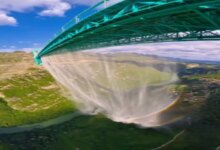 Jembatan Tertinggi Dunia Justru Punya Air Terjun di Tengah, Inilah Alasannya