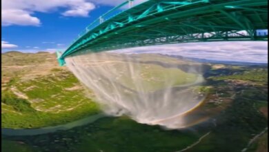 Jembatan Tertinggi Dunia Justru Punya Air Terjun di Tengah, Inilah Alasannya