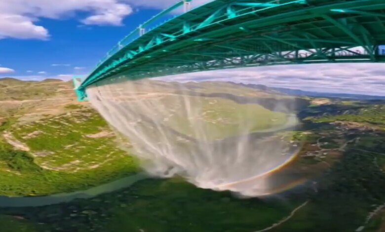 Jembatan Tertinggi Dunia Justru Punya Air Terjun di Tengah, Inilah Alasannya