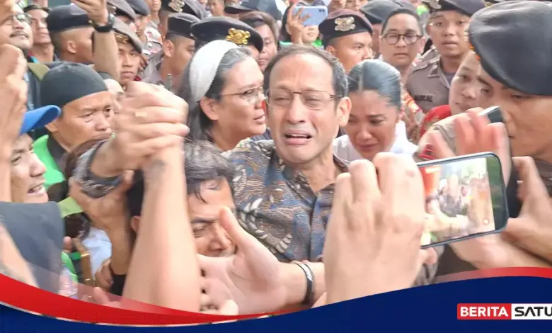 Tangis Nadiem Pecah Usai Divonis 10 Tahun, Dukungan Pendukung Iringi Langkahnya Keluar Sidang