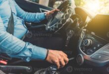 Sering Pegang Tuas Transmisi Saat Nyetir, Refleks Pengemudi Bisa Menurun di Jalan