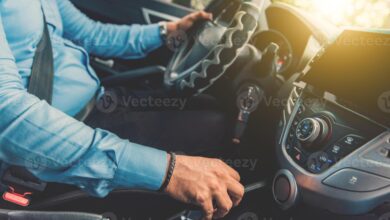 Sering Pegang Tuas Transmisi Saat Nyetir, Refleks Pengemudi Bisa Menurun di Jalan
