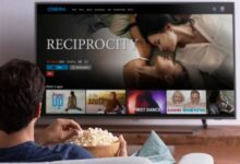 5 Cara Menyambungkan HP ke TV Tanpa Kabel, Layar Kecil Langsung Jadi Panggung Besar