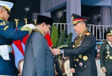 Kapolri Sematkan Medali Loka Praja Samrakshana ke Prabowo, Pesan Penghormatan di Cikeas