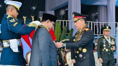 Kapolri Sematkan Medali Loka Praja Samrakshana ke Prabowo, Pesan Penghormatan di Cikeas