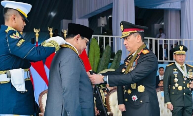 Kapolri Sematkan Medali Loka Praja Samrakshana ke Prabowo, Pesan Penghormatan di Cikeas