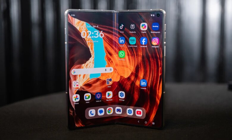 Motorola Akhirnya Tembus AirDrop, Razr Fold Jadi Ponsel Moto Pertama yang Bisa Kirim ke iPhone