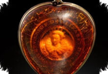 Liontin Amber Langka Wajah Elizabeth I, Dari £5.588 Menuju Lelang Hingga £150.000