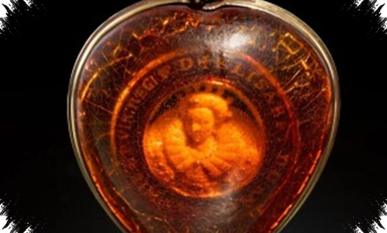 Liontin Amber Langka Wajah Elizabeth I, Dari £5.588 Menuju Lelang Hingga £150.000