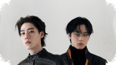 12 Gaya Sepatu Hitam Ala Juyeon THE BOYZ, Buktikan Item Basic Bisa Terlihat Mahal