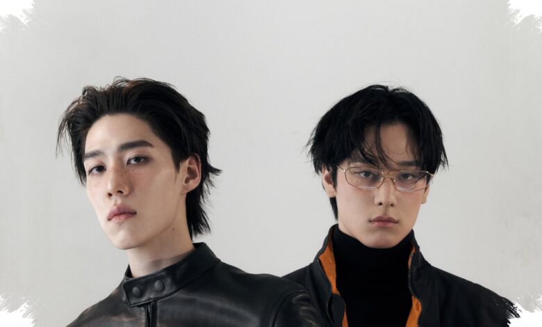 12 Gaya Sepatu Hitam Ala Juyeon THE BOYZ, Buktikan Item Basic Bisa Terlihat Mahal