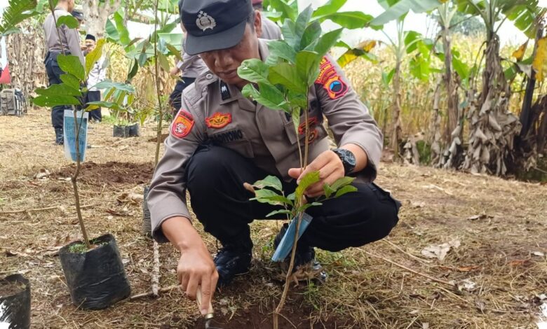 Naik Pangkat Disertai Menanam 10.380 Pohon, Jejak Kepedulian Polda Jateng di Seluruh Jawa Tengah