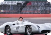 Toto Wolff Tiba Di Silverstone Dengan Mercedes Klasik Langka, Aura Mewahnya Langsung Menyita Perhatian