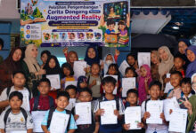 PKM EDU UPN Veteran Jatim Latih Anak Rumah Baca Riang Menulis Dongeng AR, Literasi Dan Karakter Bertemu Teknologi