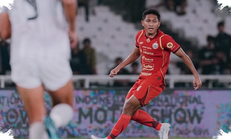Bersinar Di Persija, Fajar Fathurrahman Raih Sarjana Dan Penghargaan Kampus