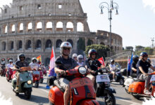 25 Ribu Vespa Kuasai Jalanan Roma, Parade 80 Tahun Ini Bawa Model Langka ke Colosseum
