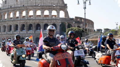 25 Ribu Vespa Kuasai Jalanan Roma, Parade 80 Tahun Ini Bawa Model Langka ke Colosseum