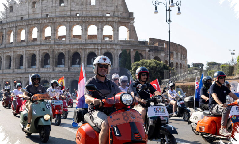 25 Ribu Vespa Kuasai Jalanan Roma, Parade 80 Tahun Ini Bawa Model Langka ke Colosseum