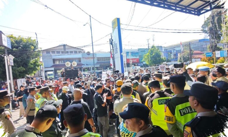 Ratusan Pensiunan Geruduk Bank Mandiri Taspen, Tuntutan Pembatalan Kredit Belum Temu Jalan