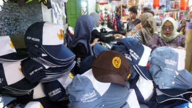 Seragam Sekolah di Tulungagung Mulai Ramai, Namun Omzet Pedagang Masih Tertahan