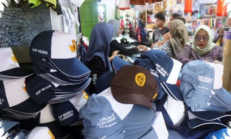 Seragam Sekolah di Tulungagung Mulai Ramai, Namun Omzet Pedagang Masih Tertahan